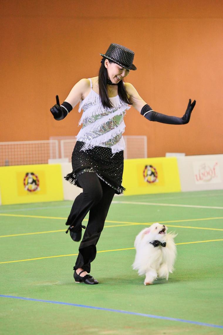 ダンスする女性と犬