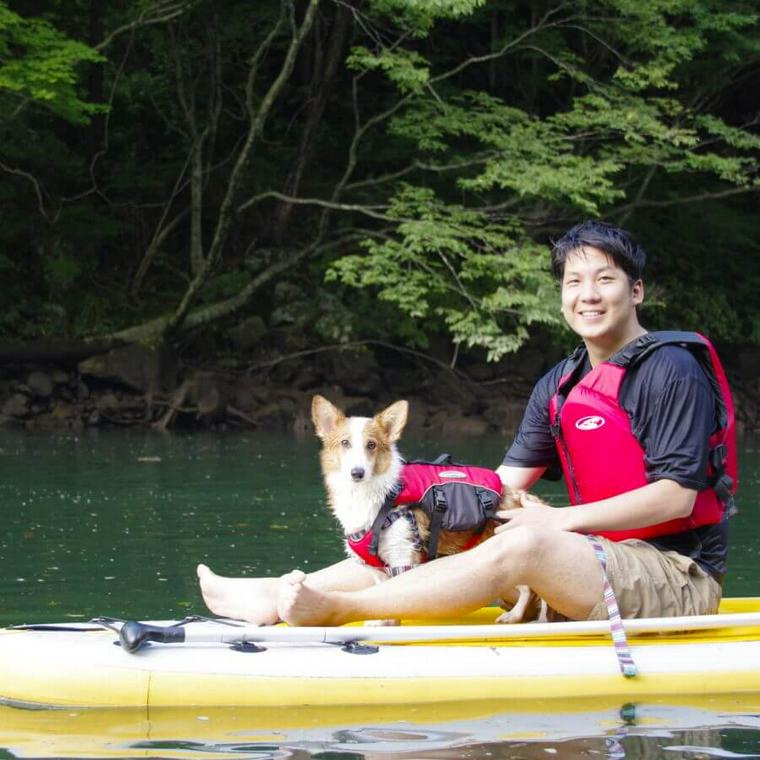 愛犬コルクとSUPを楽しむ様子