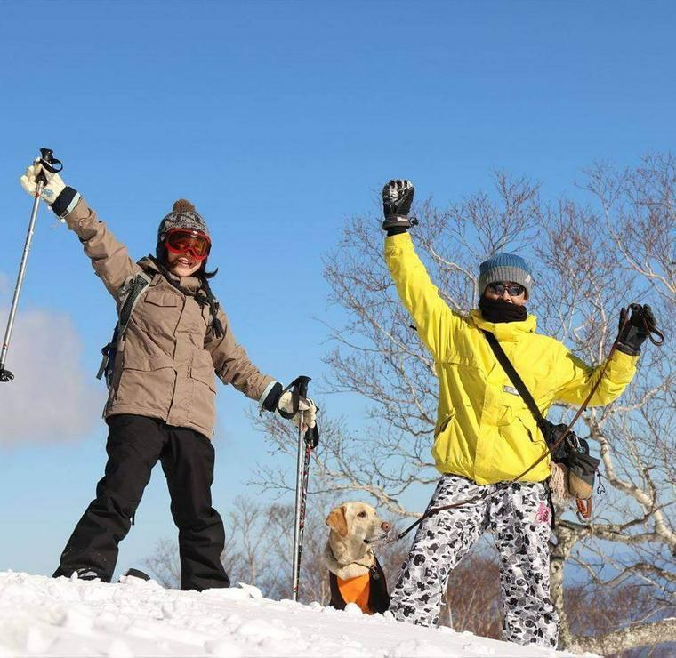 “犬とスノーシュツアー”