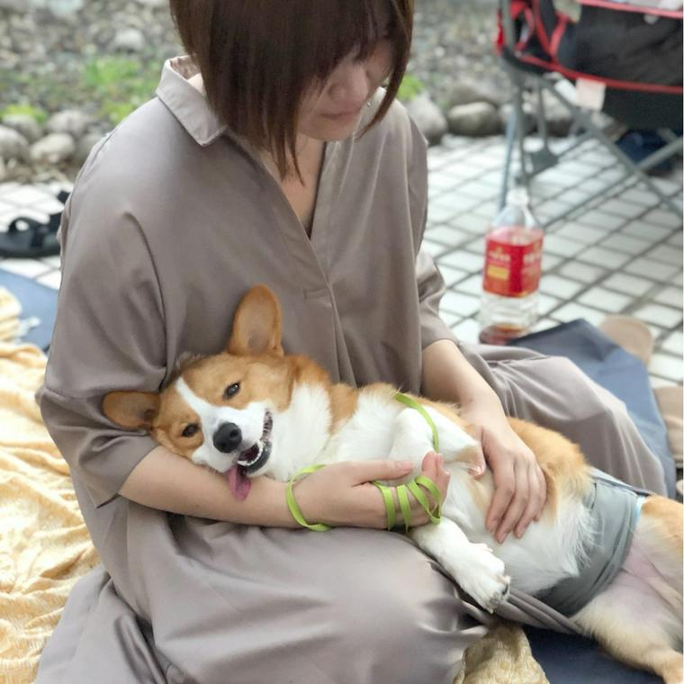 デザイナーの小野と愛犬のおこげ