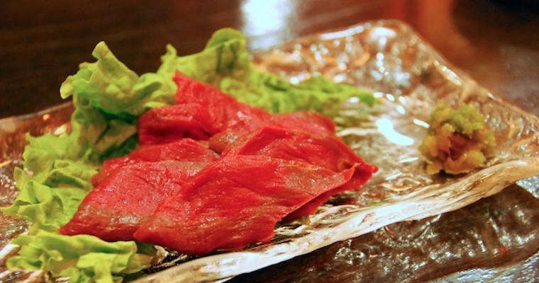 犬は馬肉を食べても大丈夫? 馬肉の栄養や与えるメリットを解説