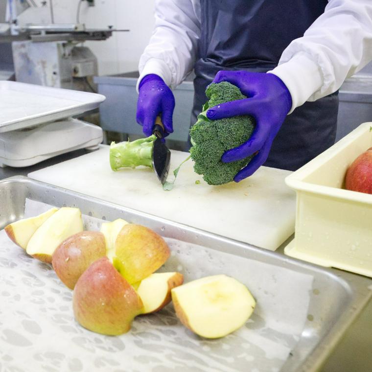 新鮮な食材を消化しやすい大きさにカットする様子