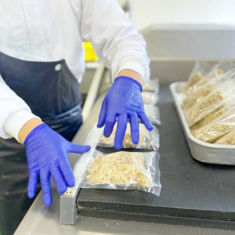 PETOKOTO FOODSを袋詰めする様子