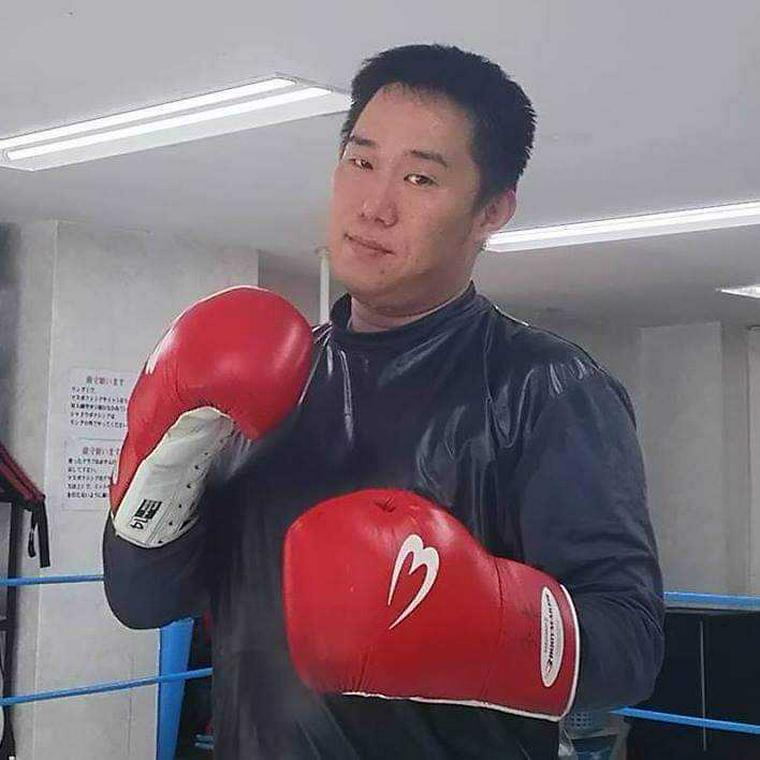 ファイティングポーズを取る今本先生