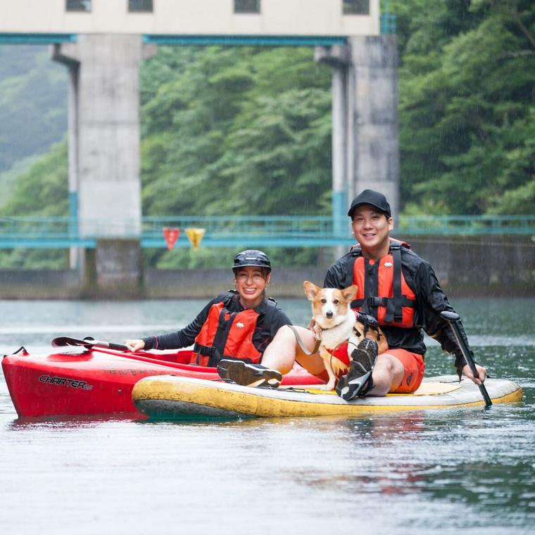 那須の板室ダム湖でカヌーを楽しむ様子