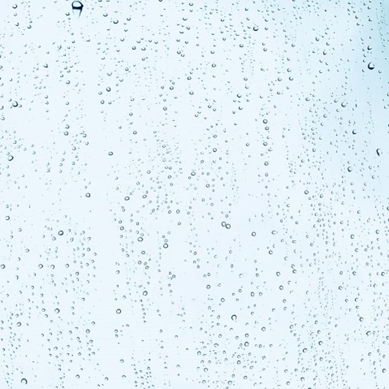 雨粒のついた窓