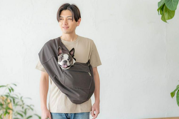 ドッグスリングを使用する男性