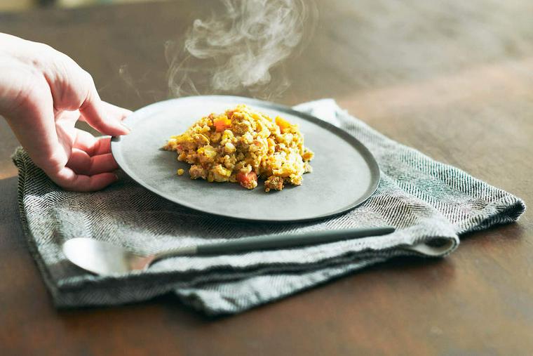 犬たちがPETOKOTO FOODSを食べる様子