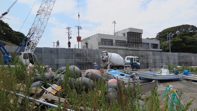 仁斗田港に巨大な防潮堤が出現